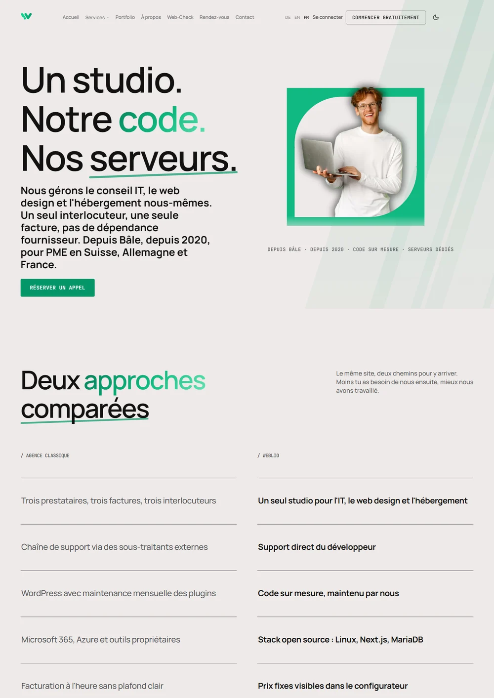 La page à propos de Weblio intitulée "un studio, notre code, nos serveurs", avec un homme roux à lunettes devant un ordinateur portable ouvert