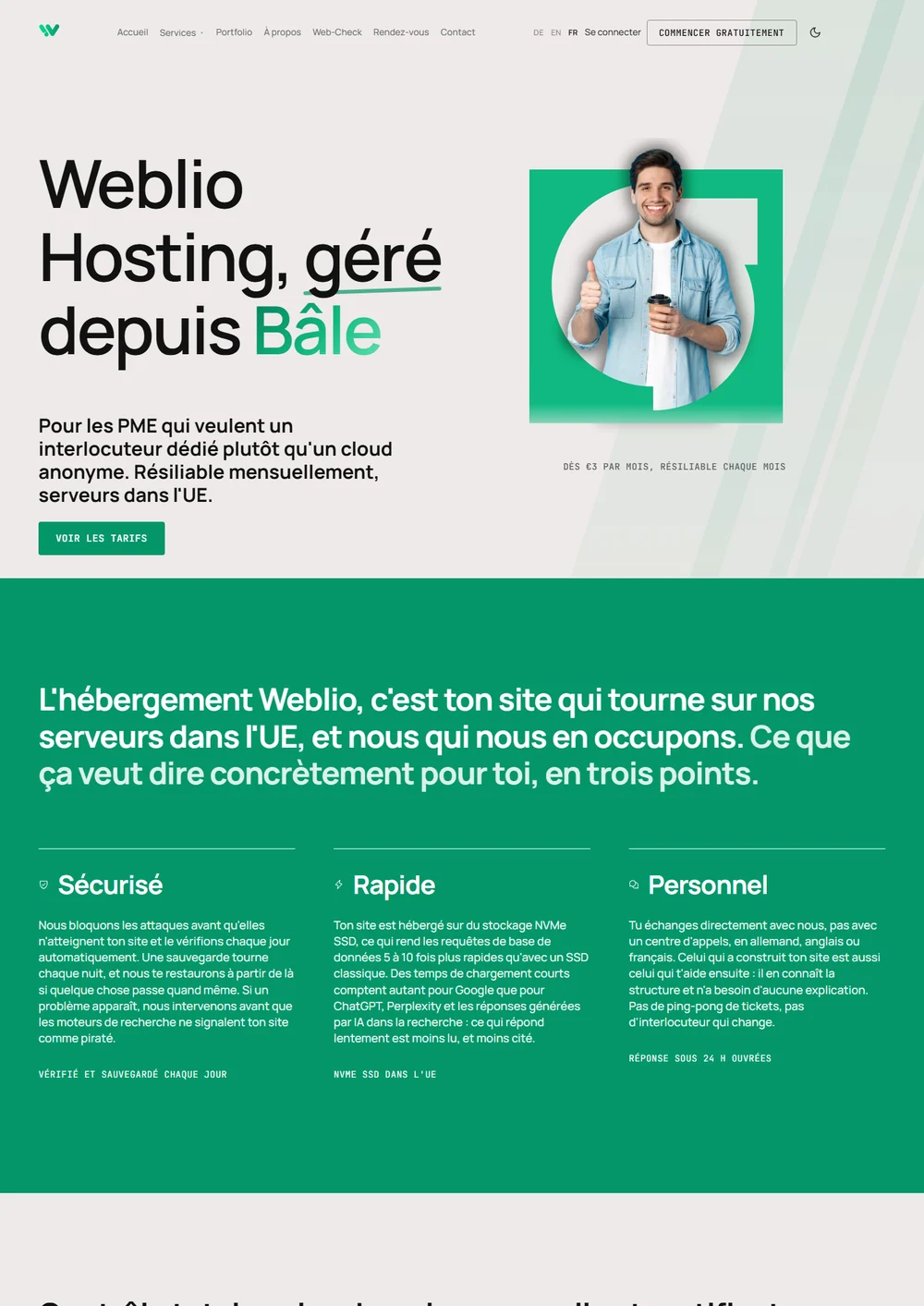 La page hébergement de Weblio intitulée "hébergement web sur nos propres serveurs UE", avec un homme en chemise en jean qui tient un gobelet de café et lève le pouce