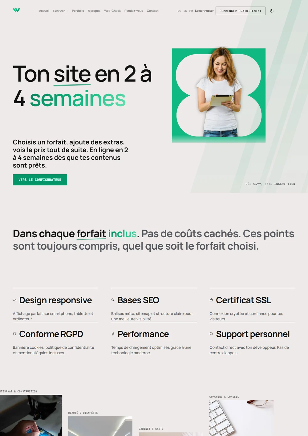 La page web design de Weblio avec la ligne "ton site en 2 à 4 semaines", une femme en t-shirt blanc tenant une tablette et le bouton vers le configurateur
