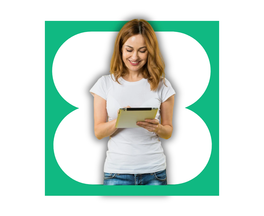 Frau plant Social-Media-Beiträge auf einem Tablet
